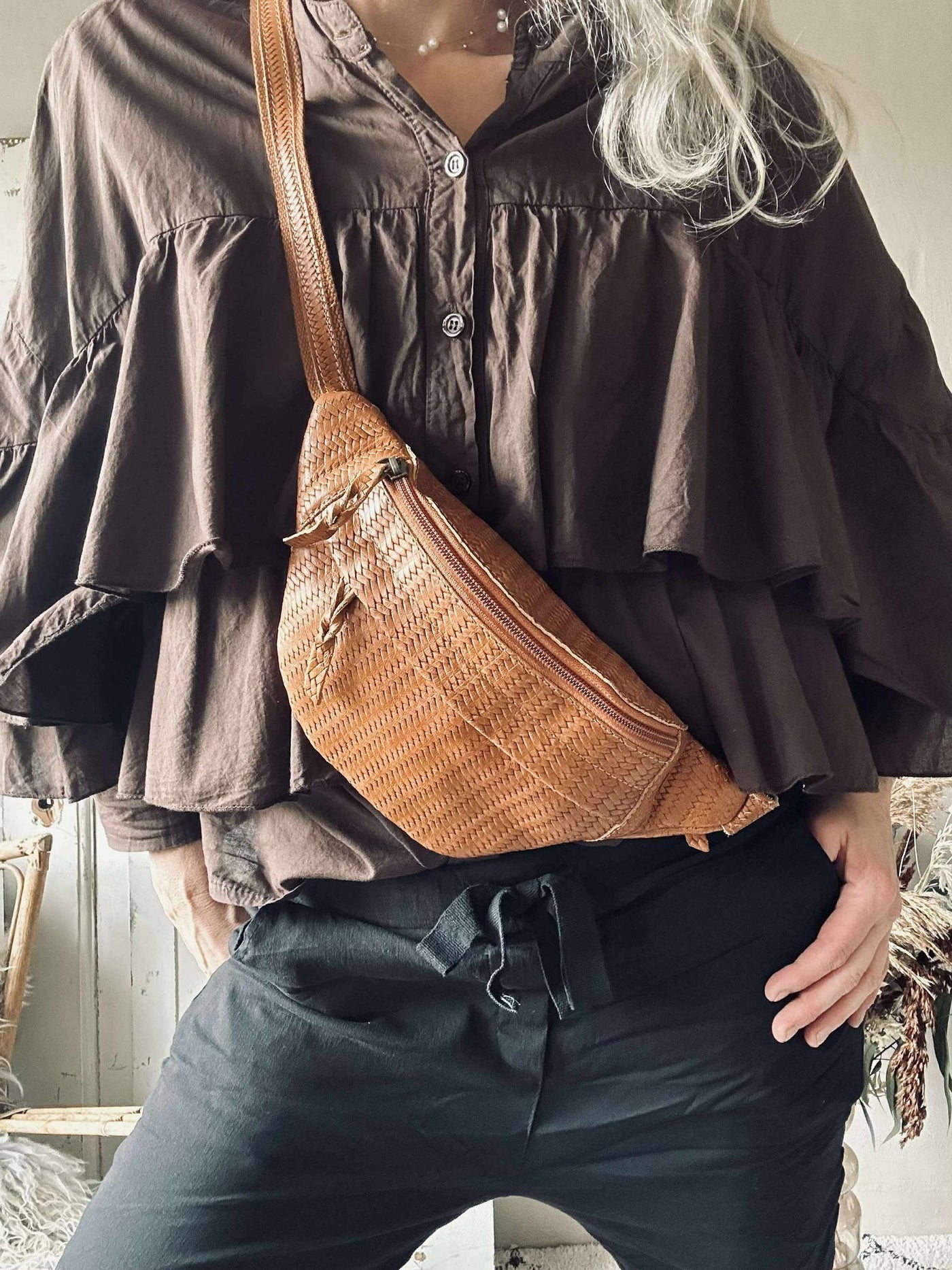 Midjeväska Tasha - Cognac flätad