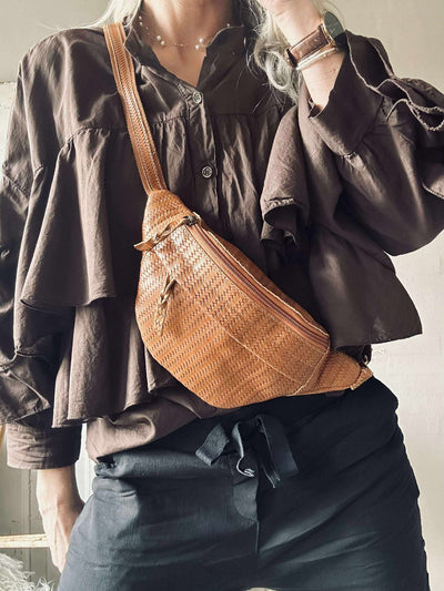 Midjeväska Tasha - Cognac flätad