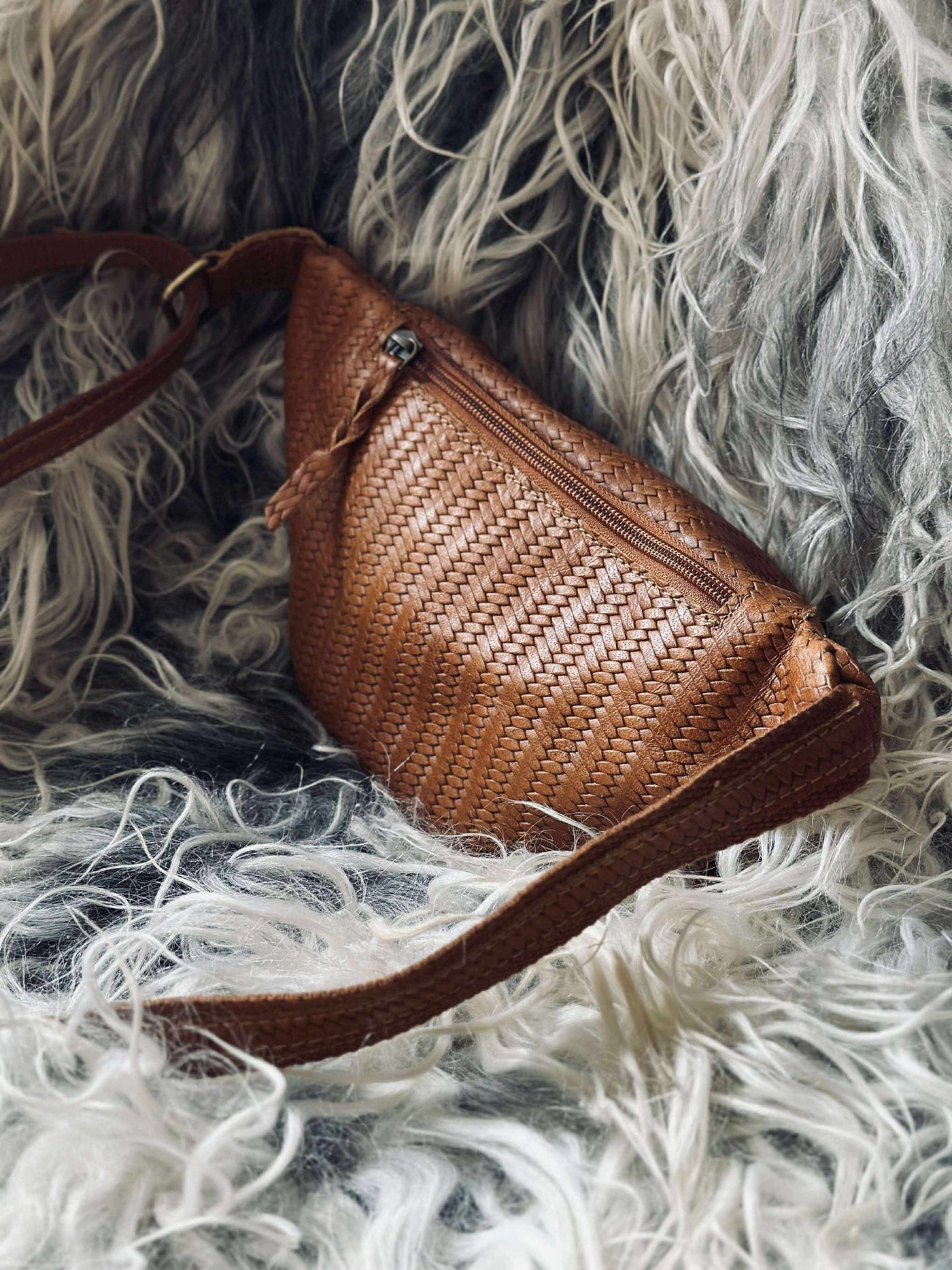 Midjeväska Tasha - Cognac flätad