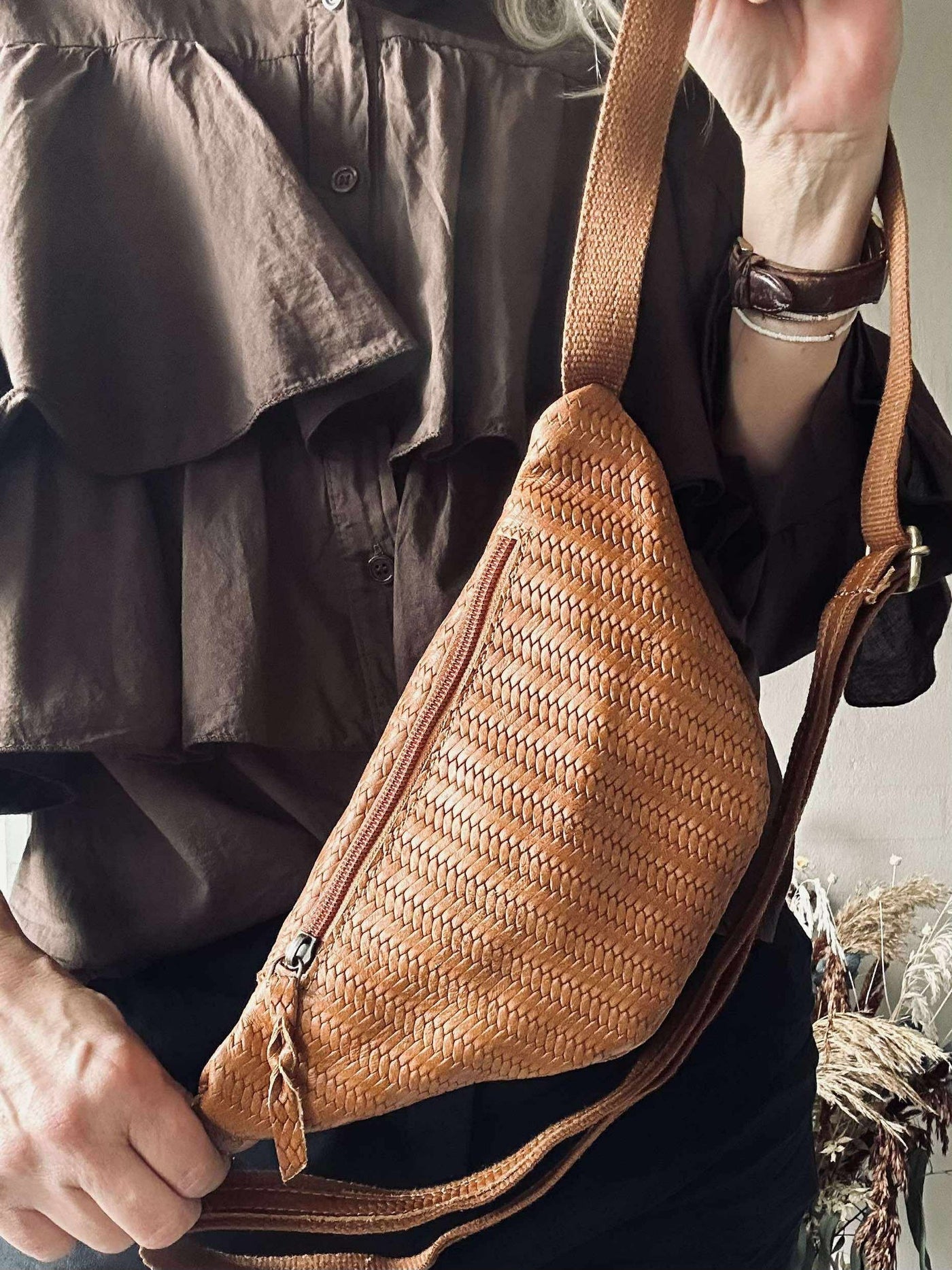 Midjeväska Tasha - Cognac flätad