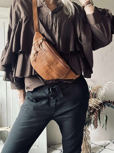 Midjeväska Tasha - Cognac flätad