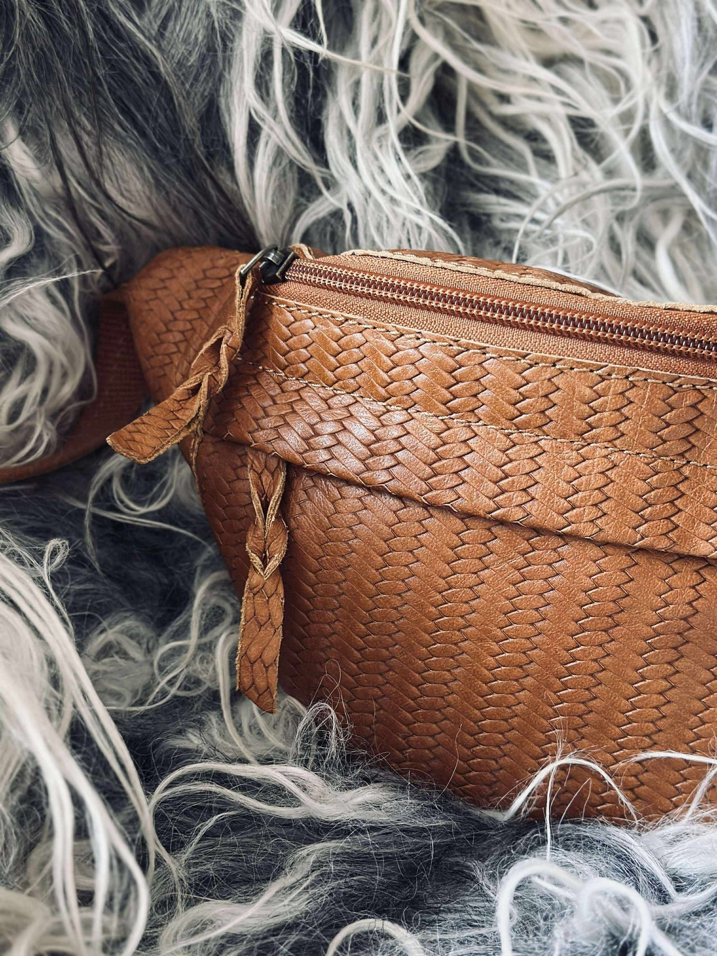 Midjeväska Tasha - Cognac flätad