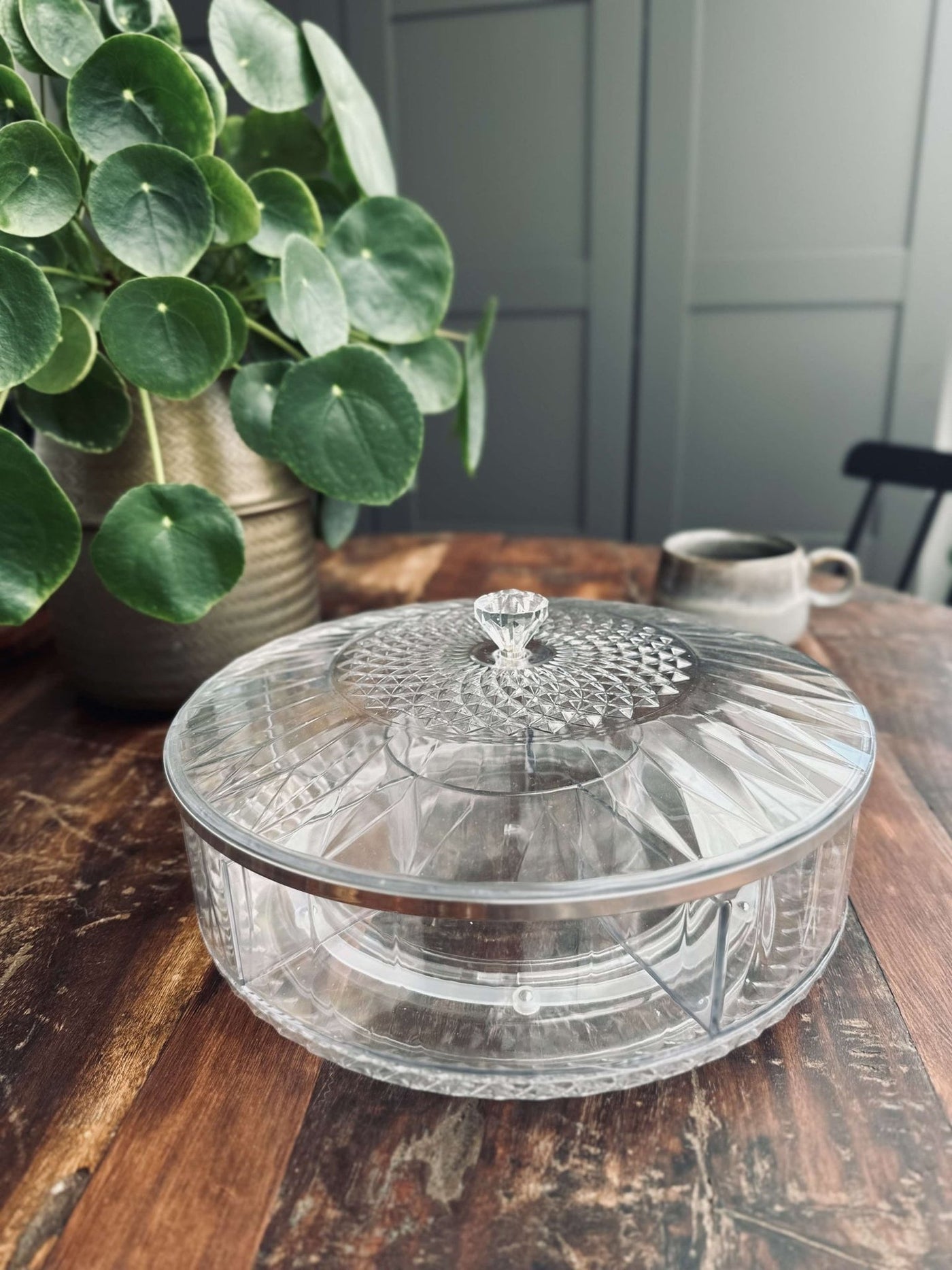 Serveringsfat med avdelning och lock