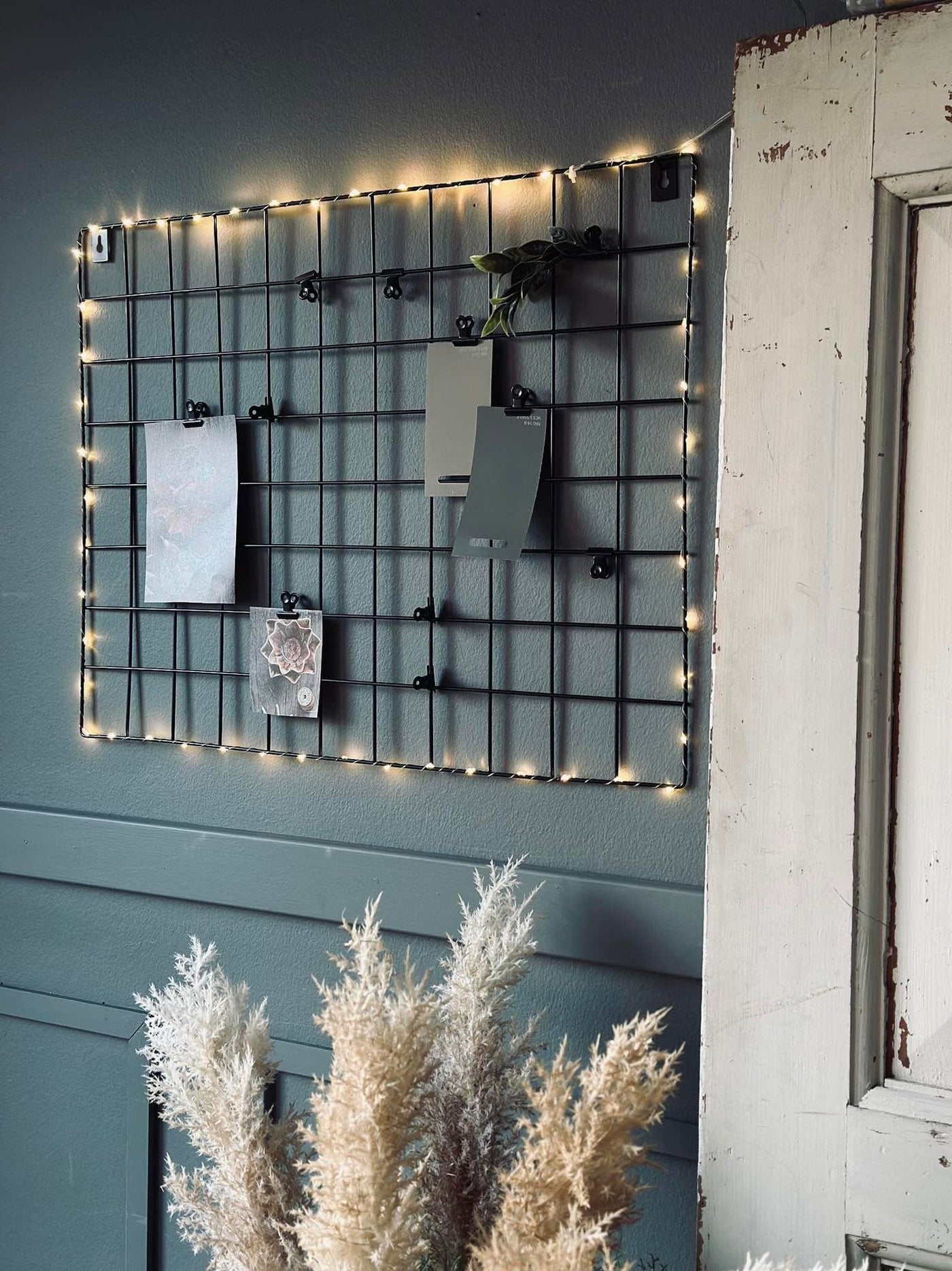 Svart metalltavla – inklusive ljusslinga och klämmor