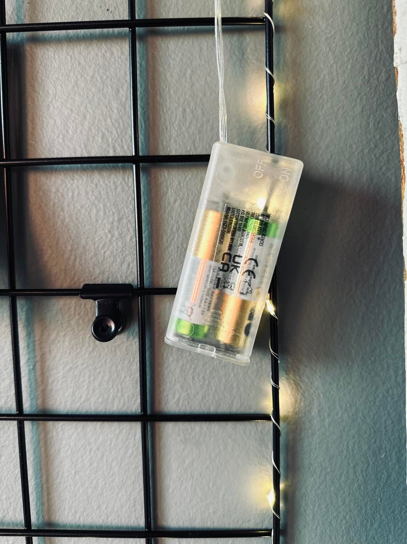 Svart metalltavla – inklusive ljusslinga och klämmor